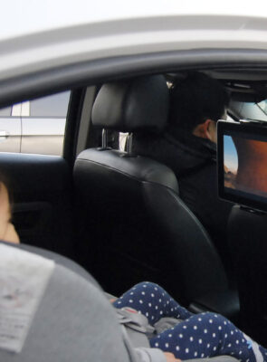 뒷좌석에서 우는 아이를 스마트하게 달래려면